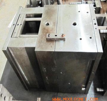 Plastic injection mould (mold)